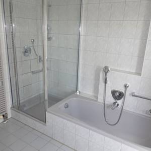 Bad mit Badewanne und Dusche