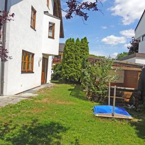 Garten seitlich vom Haus