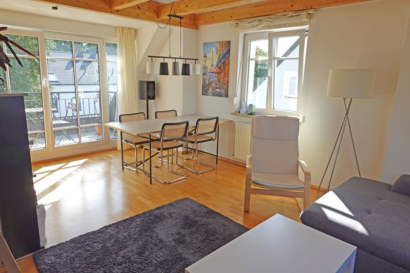 Wohnzimmer von links