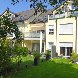Hausansicht mit Balkon im 1.OG